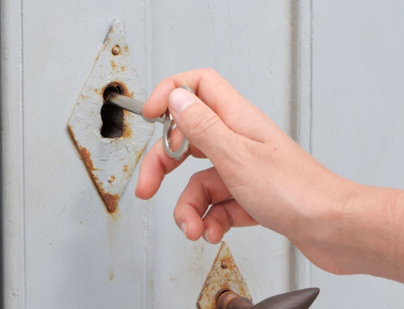 la porte d'entrée du phare de l'espiguette pour accéder au sommet