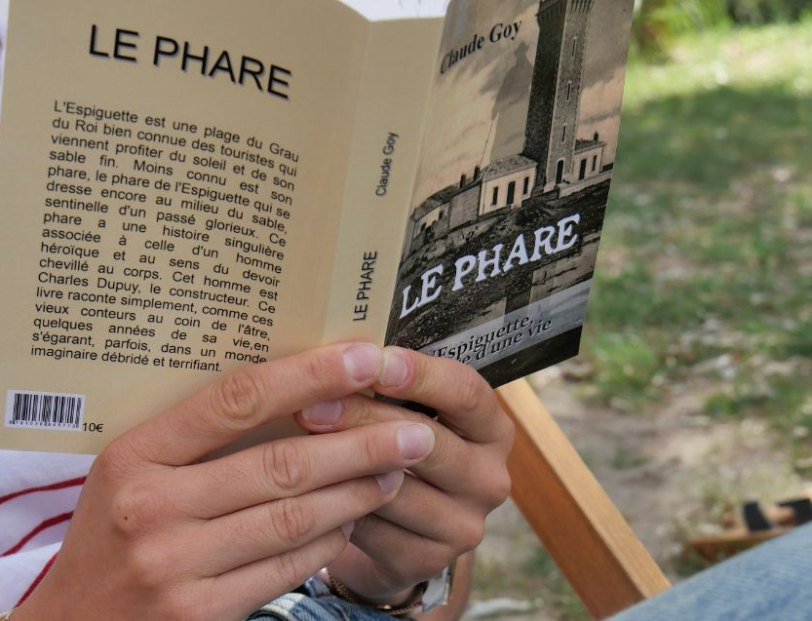 « Visiteurs se relaxant sur des transats devant le Phare de l’Espiguette »