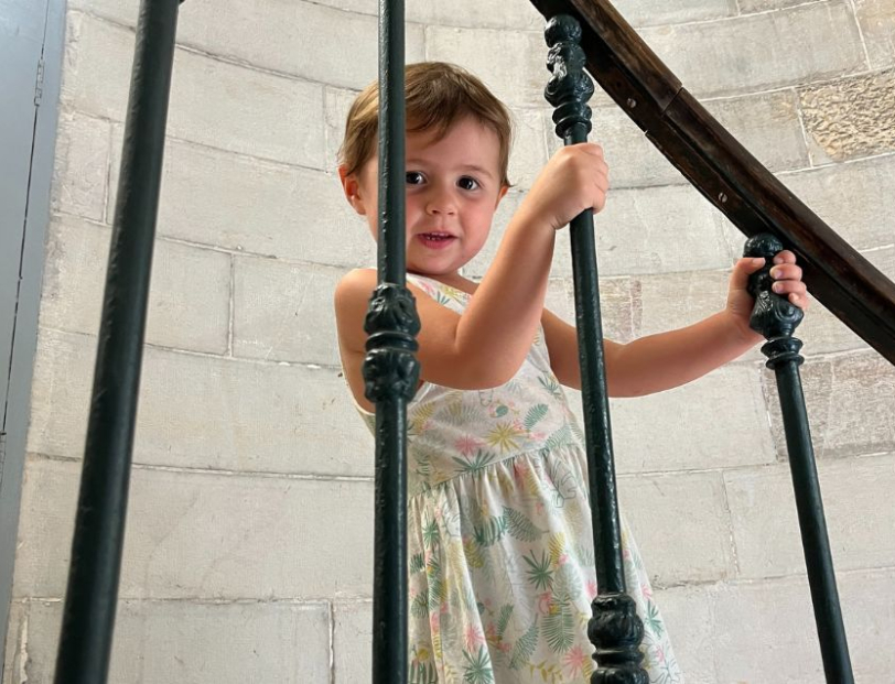 une jeune visiteuse, qui monte les marches du phare de l'espiguette pour accéder au sommet