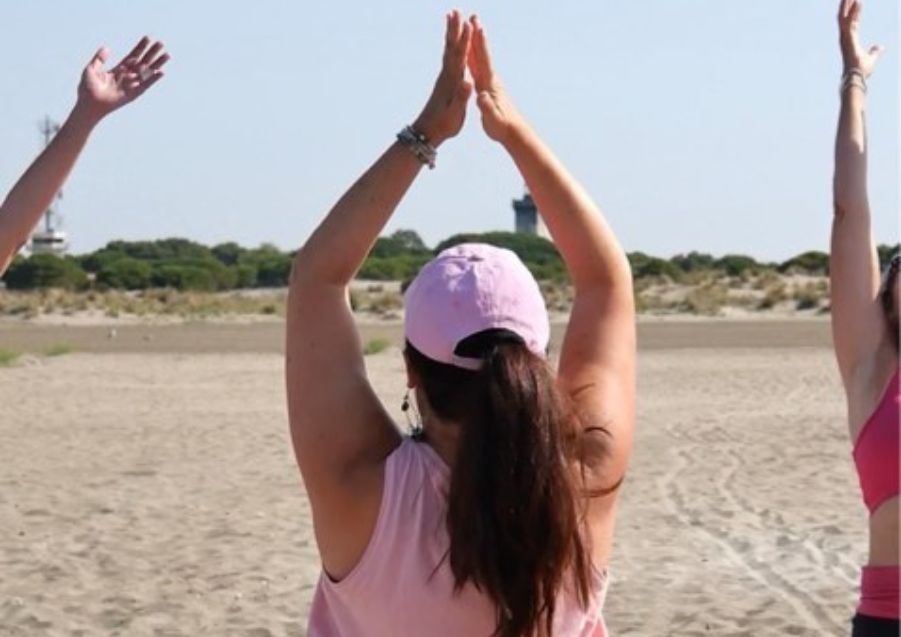 séance de yoga sur la plage de l'espiguette devant le phare